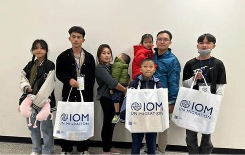 Một gia đình người Mông khác thường đi tỵ nạn | Vietnam Fraternité