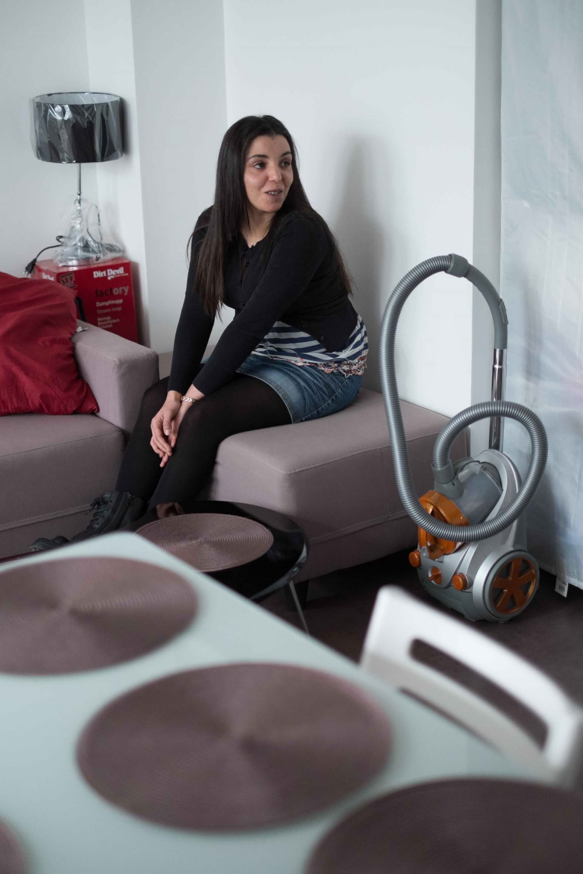 Femme bénéficiaire BSE chez elle | Emmaüs Défi