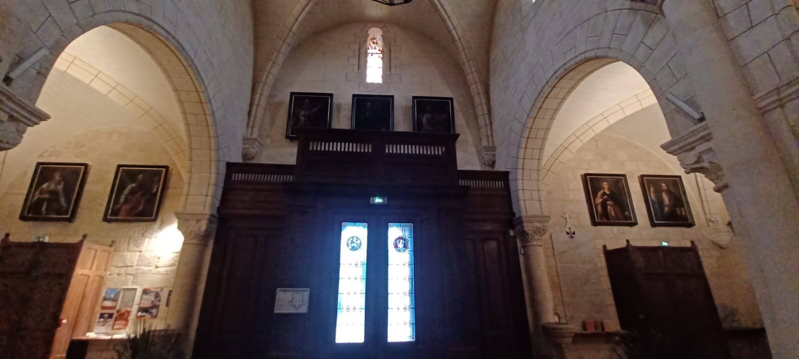 les derniers tableaux d'apôtres ont été installés | Association des Amis de l'Eglise Saint Jean d'Etampes de La Brède