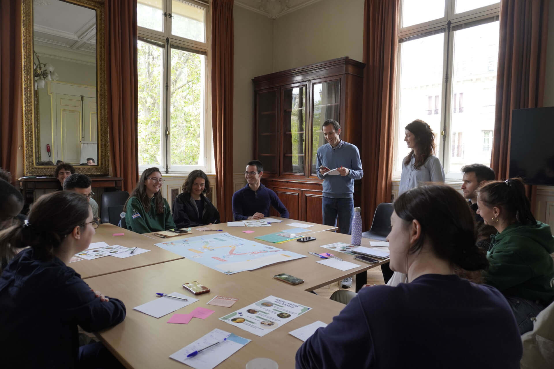 étudiant·es participant à la fresque du climat (Crédit photo : Maxence Jakobiac)) | RESES