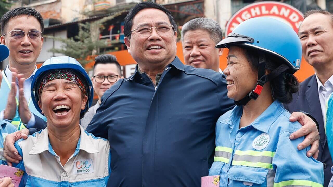 Ô Chính gây bão đường phố! Thủ Chính xuống đường hát cùng CN môi trường và lì xì Tết!