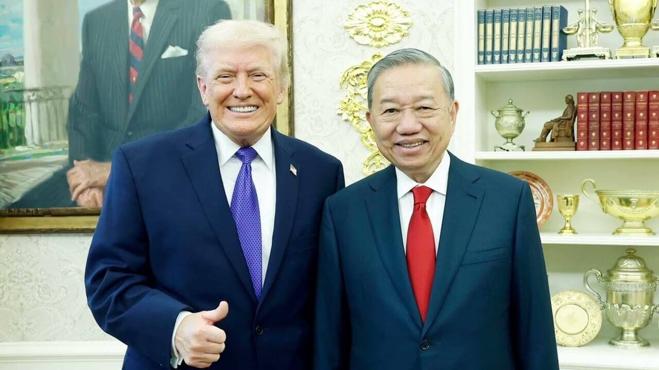 Vì sao chụp ảnh tại Nhà Trắng, ô Tô nắm chặt 2 bàn tay còn ô Trump giơ ngón trỏ?