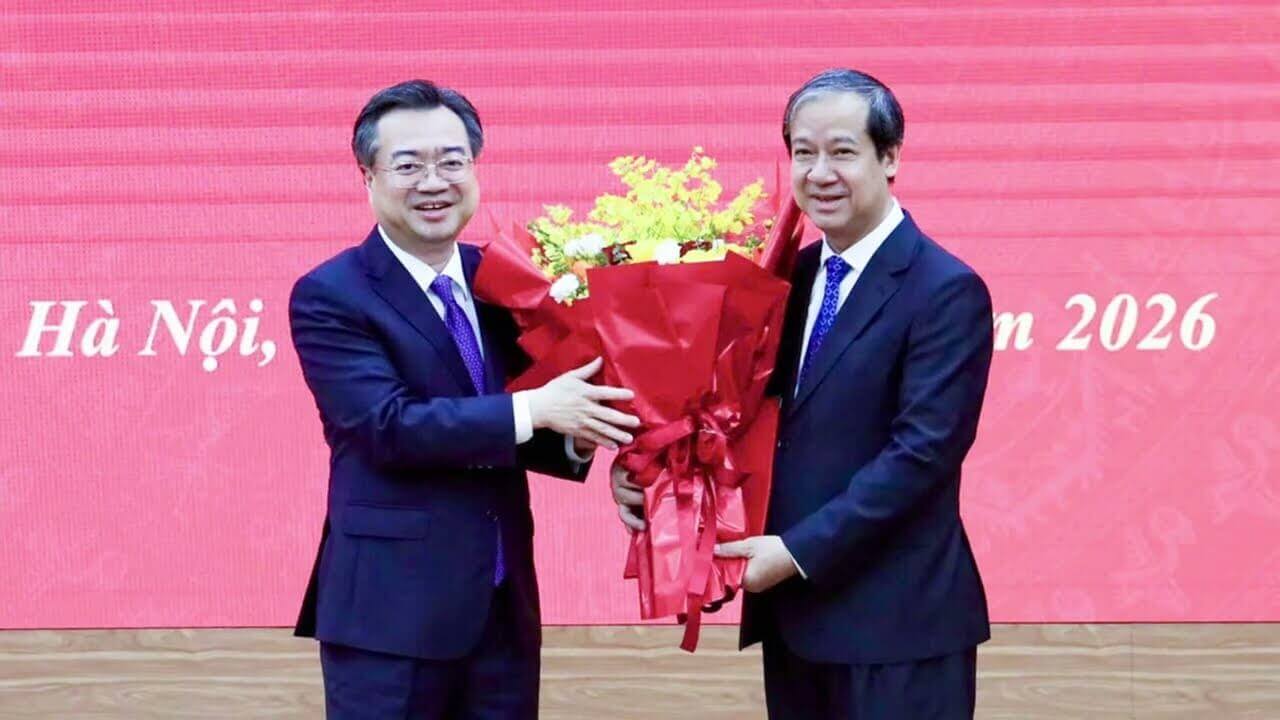 Vì sao BT Nguyễn Kim Sơn ngồi chơi xơi nước? dám thách thức TBT và ngủ tại ĐH Đảng!