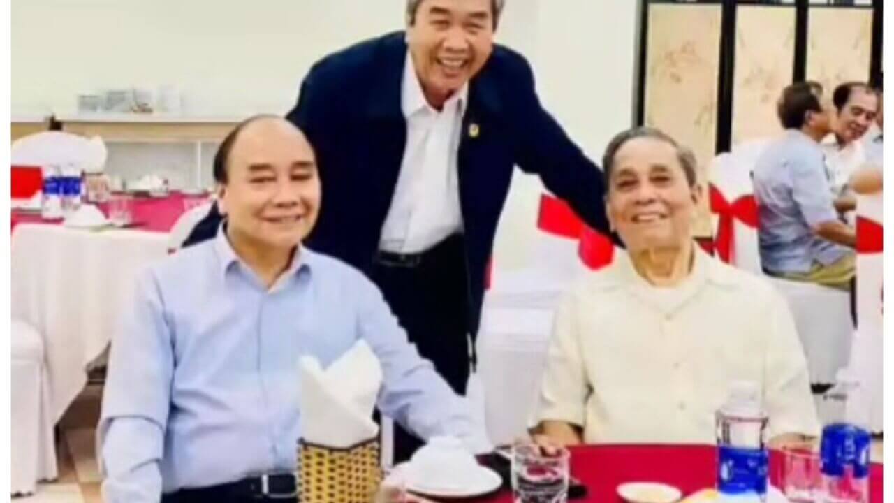 Sau một năm mất tăm, Nguyễn Xuân Phúc bất ngờ xuất hiện, gầy xác xơ!