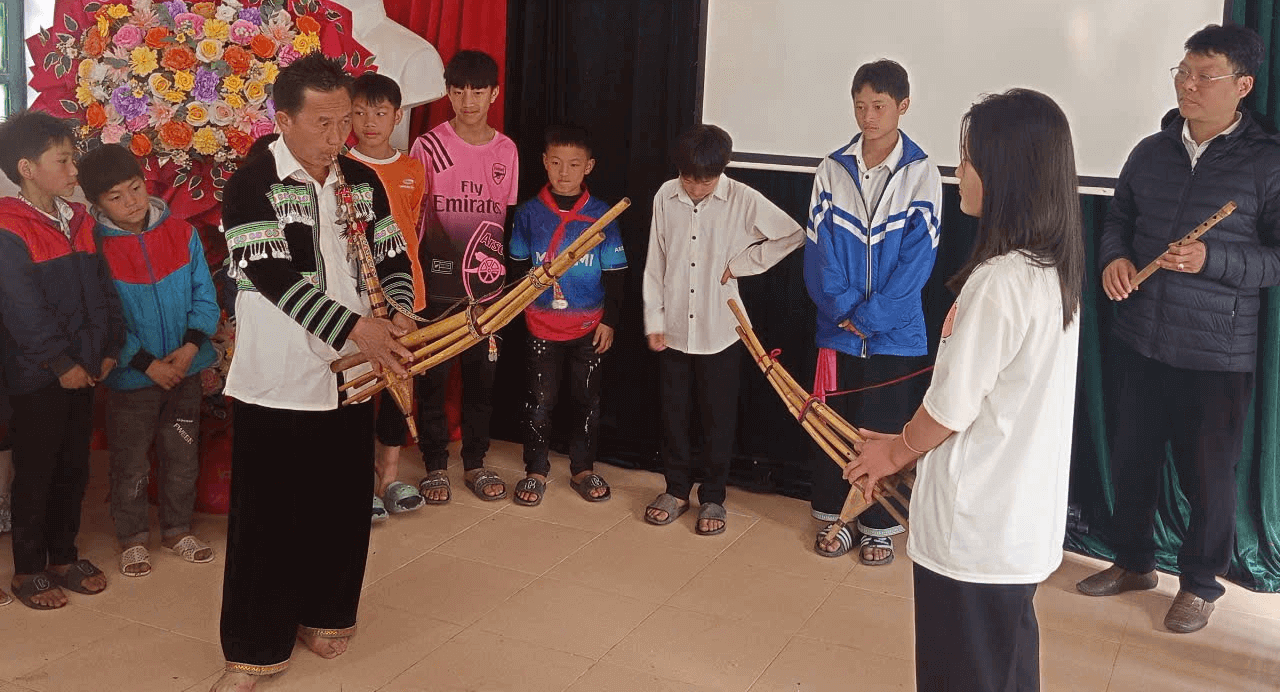 Vietnam - Enseignement du Khen, orgue à bouche traditionnel | Sourires d'Enfants