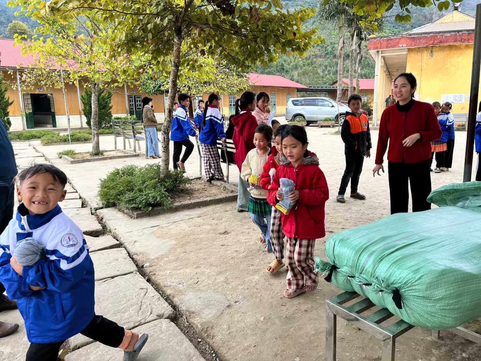 Vietnam - Distribution de 1800 paires de chaussettes ! | Sourires d'Enfants