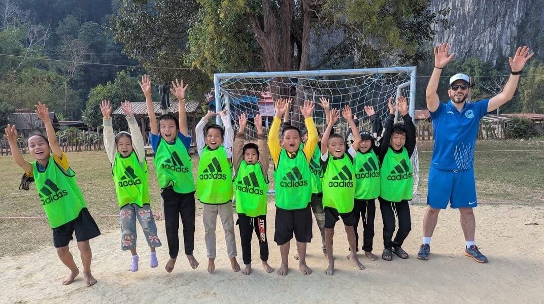 Laos - Education par le sport ⚽️ | Sourires d'Enfants