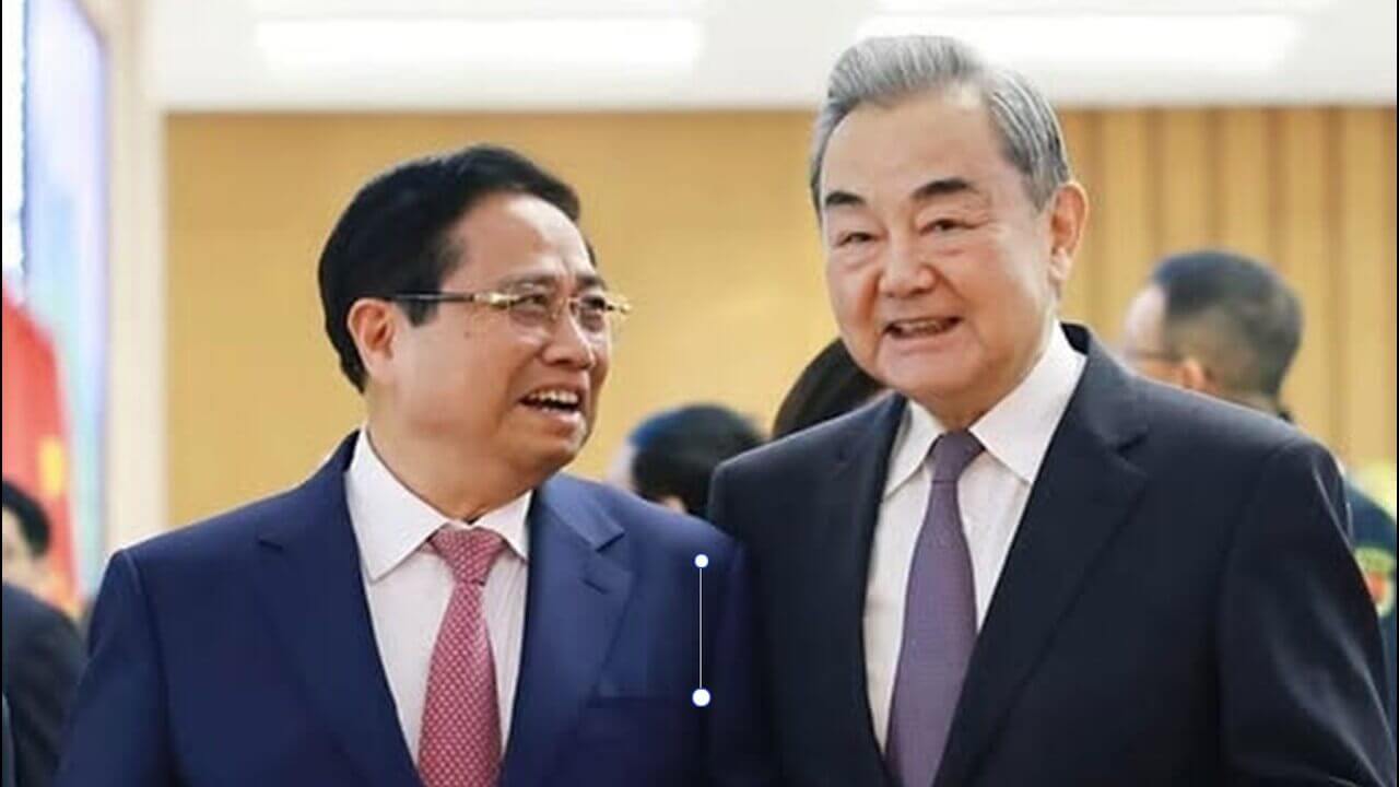 Bạn vàng Vương Nghị & Phạm Minh Chính ôm nhau cười phớ lớ! Thông điệp gì đây?